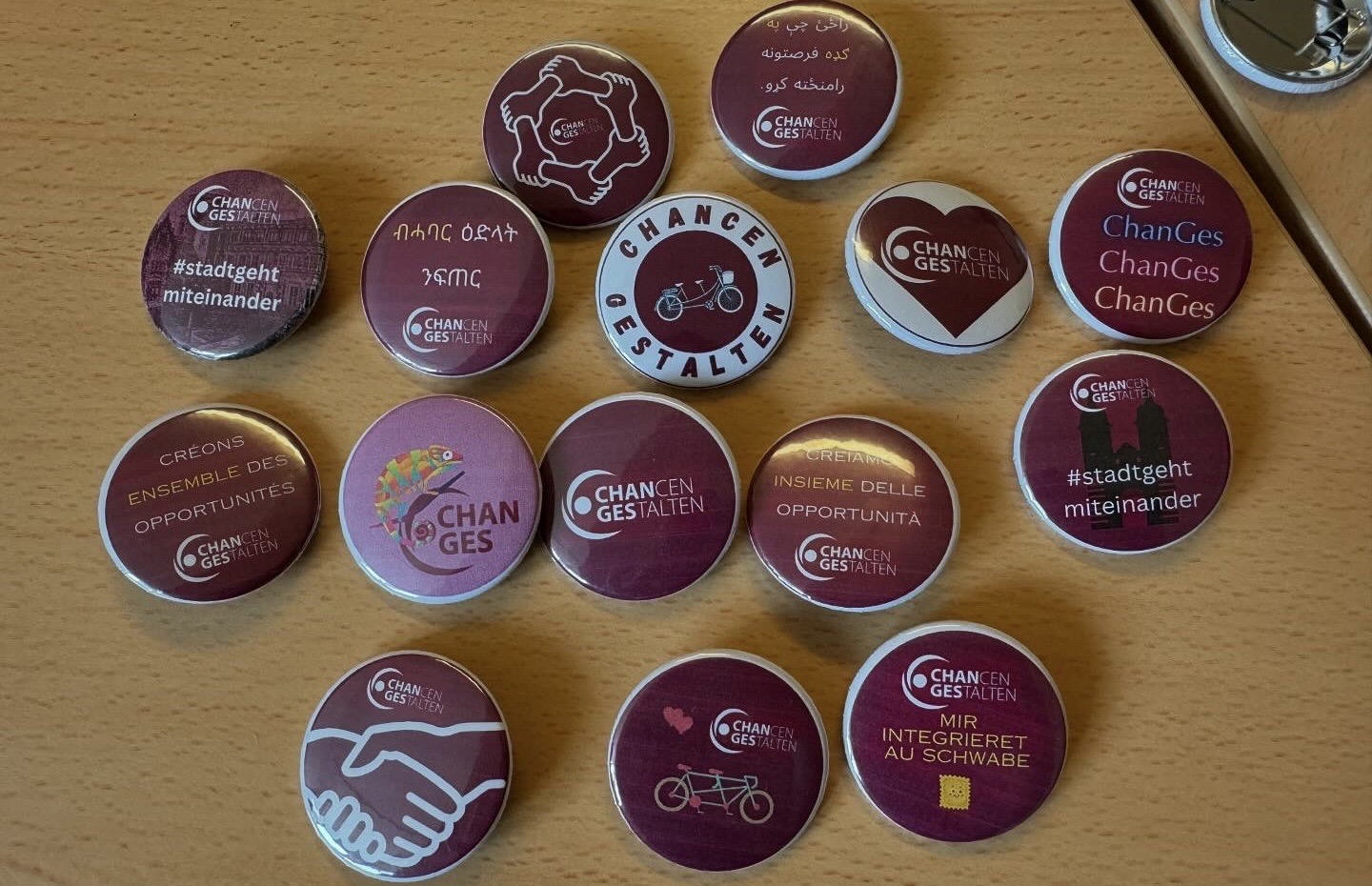 Foto von verschiedenen Buttons vom Verein Chancen gestalten